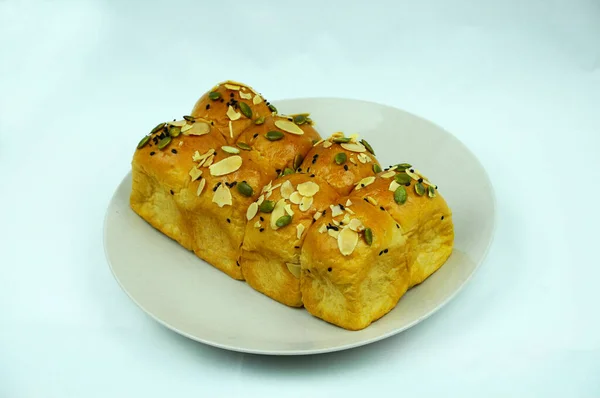 Bir Somun Ekmek Bir Tabağın Üzerindeki Mısır Gevreği Beyaz Arka — Stok fotoğraf