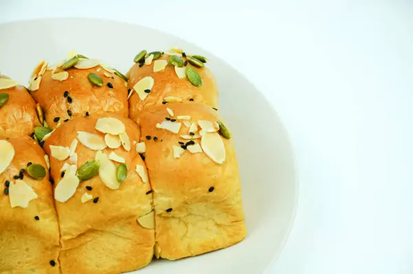 Bir Somun Ekmek Bir Tabağın Üzerindeki Mısır Gevreği Beyaz Arka — Stok fotoğraf
