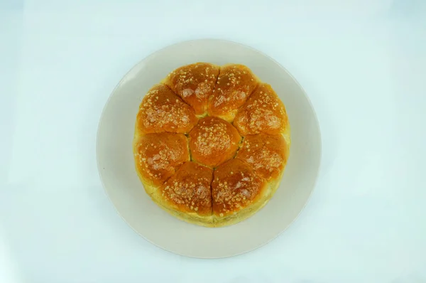 Zole Edilmiş Yuvarlak Şekil Bir Somun Ekmek Beyaz Arka Planda — Stok fotoğraf