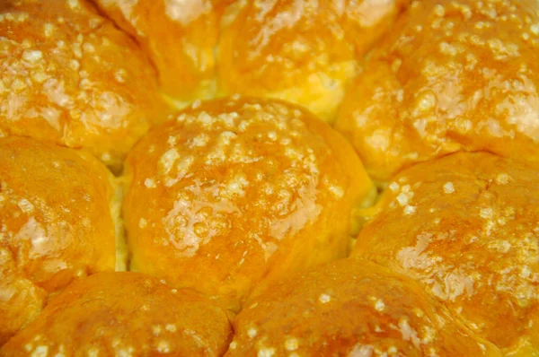 Vereinzelte Runde Form Eines Brotlaibs Zuckerguss Auf Einem Teller Vor — Stockfoto