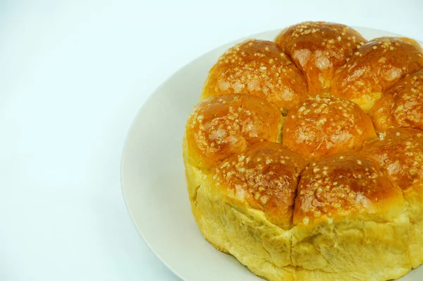 孤立的圆形面包 在白底的盘子上加糖 — 图库照片