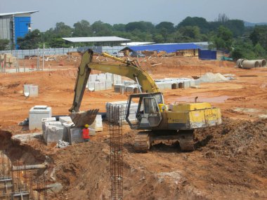 PERAK, MALAYSIA - SEPTEMBER 17, 2016: Kazı makineleri inşaatta kazı toprağı kullanılan ağır inşaat makinesidir. Kovayla çalışan uzun hidrolik kollar..  