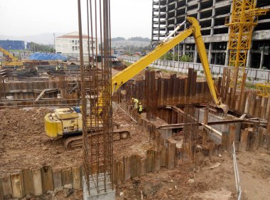 PERAK, MALAYSIA - SEPTEMBER 17, 2016: Kazı makineleri inşaatta kazı toprağı kullanılan ağır inşaat makinesidir. Kovayla çalışan uzun hidrolik kollar..  