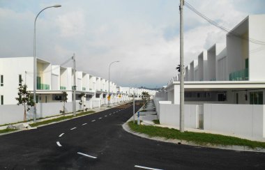 SENDAYAN, MALAYSIA -26 HAZİRAN 2017: Sendayan, Malezya 'daki iki katlı lüks teras evinin cephesi. Ev tamamlanmış ve işgal için hazırdı..
