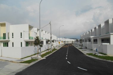 SENDAYAN, MALAYSIA -26 HAZİRAN 2017: Sendayan, Malezya 'daki iki katlı lüks teras evinin cephesi. Ev tamamlanmış ve işgal için hazırdı..