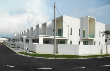 SENDAYAN, MALAYSIA -26 HAZİRAN 2017: Sendayan, Malezya 'daki iki katlı lüks teras evinin cephesi. Ev tamamlanmış ve işgal için hazırdı..