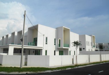SENDAYAN, MALAYSIA -26 HAZİRAN 2017: Sendayan, Malezya 'daki iki katlı lüks teras evinin cephesi. Ev tamamlanmış ve işgal için hazırdı..