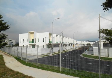 SENDAYAN, MALAYSIA -26 HAZİRAN 2017: Sendayan, Malezya 'daki iki katlı lüks teras evinin cephesi. Ev tamamlanmış ve işgal için hazırdı..