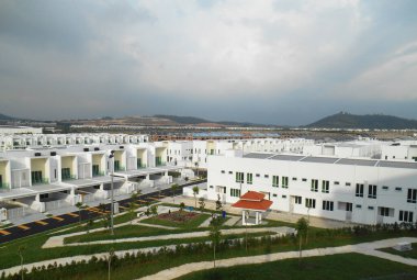 SENDAYAN, MALAYSIA -26 HAZİRAN 2017: Sendayan, Malezya 'daki iki katlı lüks teras evinin cephesi. Ev tamamlanmış ve işgal için hazırdı..