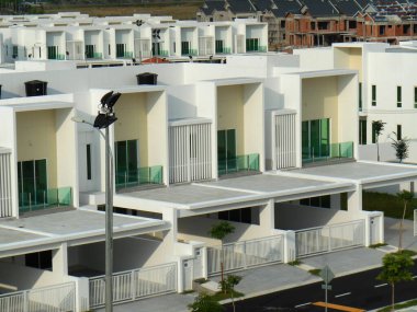 SENDAYAN, MALAYSIA -26 HAZİRAN 2017: Sendayan, Malezya 'daki iki katlı lüks teras evinin cephesi. Ev tamamlanmış ve işgal için hazırdı..