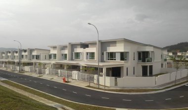 SENDAYAN, MALAYSIA -26 HAZİRAN 2017: Sendayan, Malezya 'daki iki katlı lüks teras evinin cephesi. Ev tamamlanmış ve işgal için hazırdı..