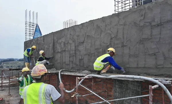 Jasin Malaysia Gennaio 2017 Lavoratori Edili Intonacano Muri Travi Con — Foto Stock