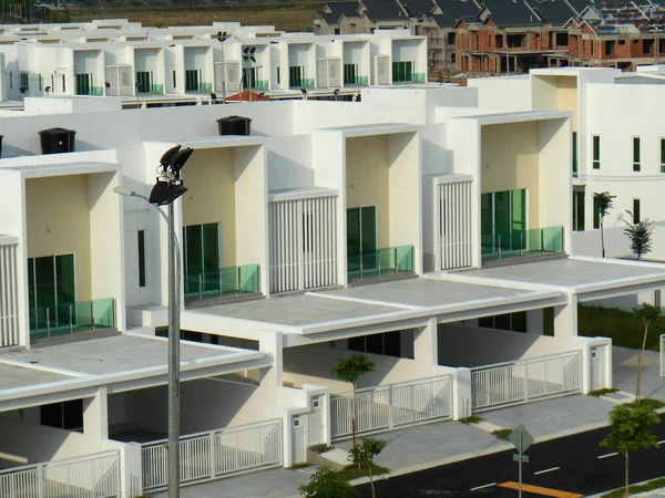 SENDAYAN, MALAYSIA -26 HAZİRAN 2017: Sendayan, Malezya 'daki iki katlı lüks teras evinin cephesi. Ev tamamlanmış ve işgal için hazırdı..