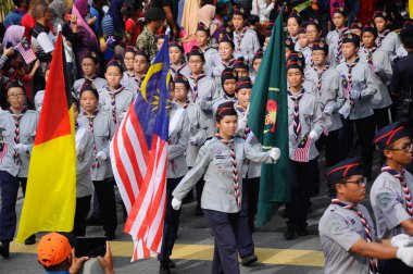 SEREMBAN, MALAYSIA -31 AĞUSTOS 2016: Malezya, Malezya 'da düzenlenen ulusal gün kutlamaları sırasında gençlik gözcüsü yürüyüş yapıyordu. 