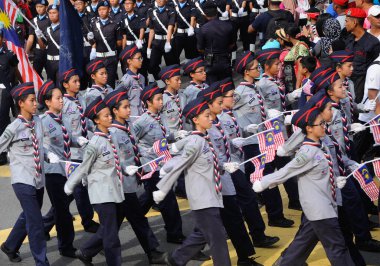 SEREMBAN, MALAYSIA -31 AĞUSTOS 2016: Malezya, Malezya 'da düzenlenen ulusal gün kutlamaları sırasında gençlik gözcüsü yürüyüş yapıyordu. 
