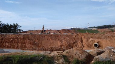 CYBERJAYA, MALAYSIA - EPTEMBER 10 Eylül 2013: Gündüzün erken saatlerinde inşaat alanı. Hala devam eden bir toprak parçası. 