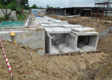 SELANGOR, MALAYSIA - 02 Aralık 2016: İnşaat alanında beton kutu kanalizasyon yatıyordu. Fırtına suyunu en yakın muson kanalına kanalize etmek için kullanılır.. 