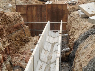 SELANGOR, MALAYSIA - 02 Aralık 2016: İnşaat alanında beton kutu kanalizasyon yatıyordu. Fırtına suyunu en yakın muson kanalına kanalize etmek için kullanılır.. 