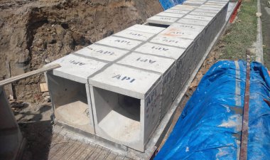 SELANGOR, MALAYSIA - 02 Aralık 2016: İnşaat alanında beton kutu kanalizasyon yatıyordu. Fırtına suyunu en yakın muson kanalına kanalize etmek için kullanılır.. 