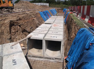 SELANGOR, MALAYSIA - 02 Aralık 2016: İnşaat alanında beton kutu kanalizasyon yatıyordu. Fırtına suyunu en yakın muson kanalına kanalize etmek için kullanılır.. 