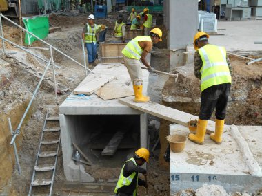 SELANGOR, MALAYSIA -15 ARALIK 2016: İnşaat işçileri inşaat alanına inşaat öncesi beton kanalizasyon döşemek. Fırtına suyunu en yakın muson kanalına kanalize etmek için kullanılır.. 