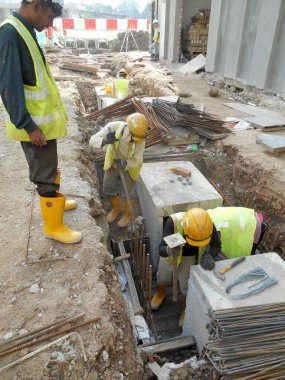 SELANGOR, MALAYSIA -15 ARALIK 2016: İnşaat işçileri inşaat alanına inşaat öncesi beton kanalizasyon döşemek. Fırtına suyunu en yakın muson kanalına kanalize etmek için kullanılır.. 