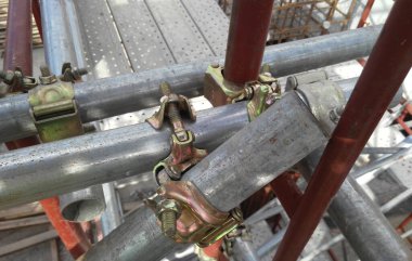 SELANGOR, MALAYSIA - 10 Temmuz 2016: İnşaat alanında yapı iskelesi bağlantısı detayı. Bağlayıcı iskeleyi ya da emniyet borusunu birbirine bağlar ya da bağlar. 