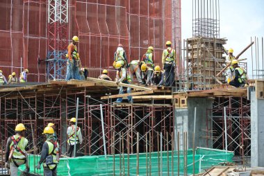 Kuala Lumpur, Malezya-14 Haziran 2018: inşaat işçileri imalatı ahşap kontrplak formu inşaat alanında çalışır. Geçici takviye beton kalıp olarak kullanılan ahşap formu iş.  