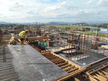 Kuala Lumpur, Malezya-14 Haziran 2018: inşaat işçileri imalatı ahşap kontrplak formu inşaat alanında çalışır. Geçici takviye beton kalıp olarak kullanılan ahşap formu iş.  