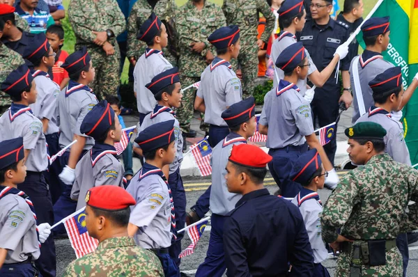 SEREMBAN, MALAYSIA -31 AĞUSTOS 2016: Malezya, Malezya 'da düzenlenen ulusal gün kutlamaları sırasında gençlik gözcüsü yürüyüş yapıyordu. 