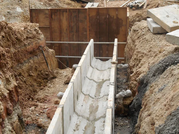 SELANGOR, MALAYSIA - 02 Aralık 2016: İnşaat alanında beton kutu kanalizasyon yatıyordu. Fırtına suyunu en yakın muson kanalına kanalize etmek için kullanılır.. 