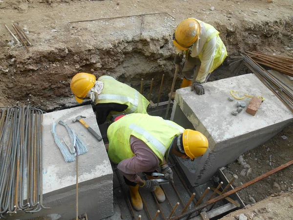 Selangor Malaysia December 2016 建筑工人在建筑工地安装预制件混凝土箱涵排水沟 它被用来把雨水输送到最近的季风排水处 — 图库照片