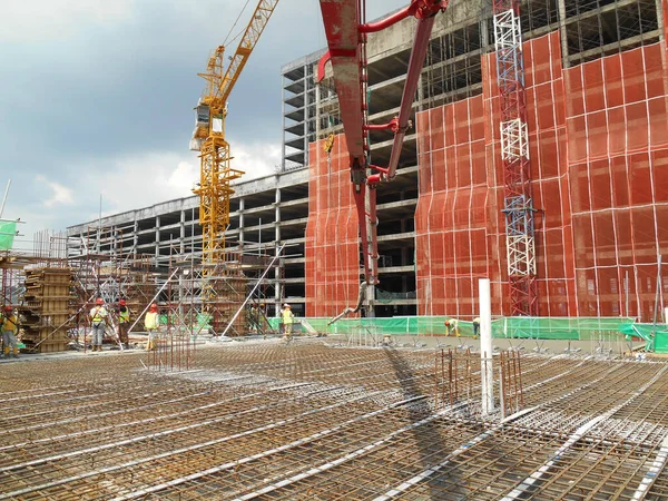 Selangor Malasia Julio 2016 Grupo Trabajadores Construcción Vertiendo Hormigón Bruto — Foto de Stock