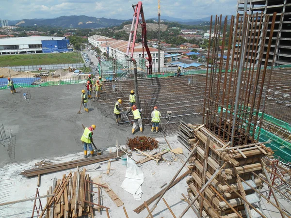 Selangor Malaysia July 2016 一群建筑工人在建筑工地用混凝土桶向楼板浇注原材料混凝土 — 图库照片