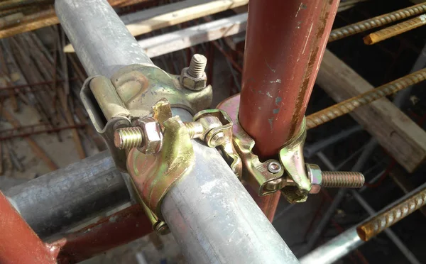 SELANGOR, MALAYSIA - 10 Temmuz 2016: İnşaat alanında yapı iskelesi bağlantısı detayı. Bağlayıcı iskeleyi ya da emniyet borusunu birbirine bağlar ya da bağlar. 