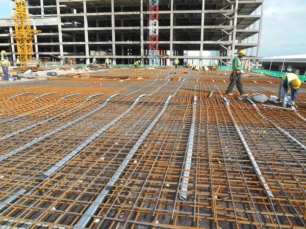 马六甲 马来西亚 2016 预应力张拉在圆形管道安装在板钢钢筋建筑工地之间敷设电缆 — 图库照片
