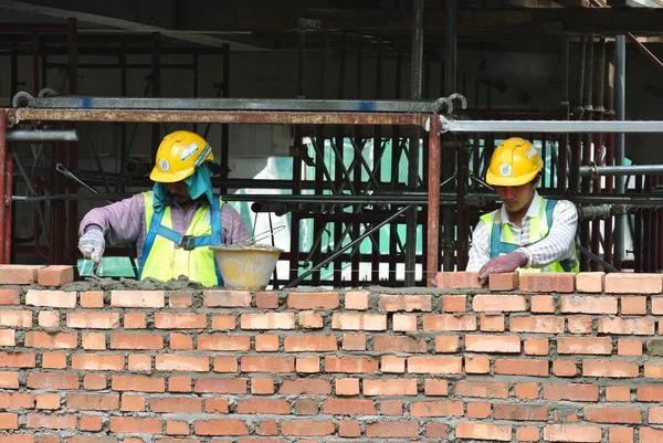 マラッカ マレーシア 2016 建設労働者建設現場でレンガ壁にレンガを敷設 — ストック写真