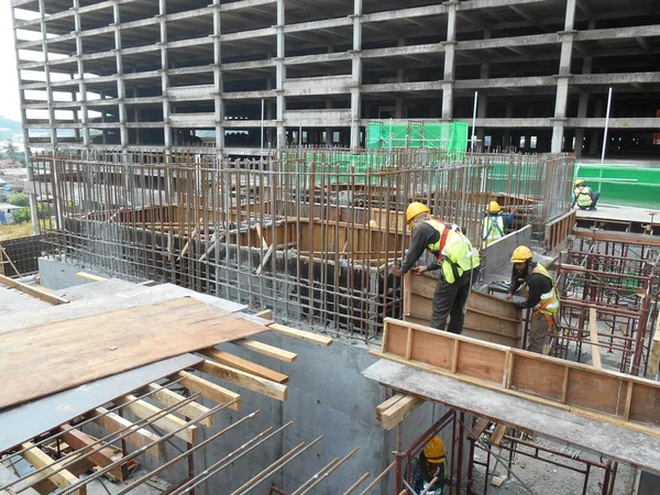 Kuala Lumpur, Malezya-14 Haziran 2018: inşaat işçileri imalatı ahşap kontrplak formu inşaat alanında çalışır. Geçici takviye beton kalıp olarak kullanılan ahşap formu iş.  