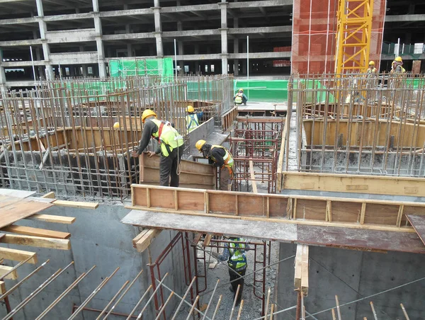 Kuala Lumpur Malaysia June 2018 Trabalhadores Construção Civil Que Fabricam — Fotografia de Stock