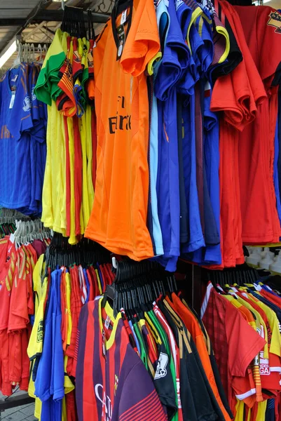 SELANGOR, MALAYSIA - 25 Haziran 2016: Satılık futbol forması. 