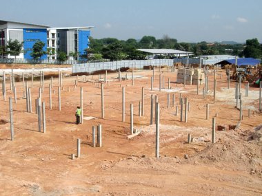 MELAKA, MALAYSIA - 18 EYLÜL 2016: İnşaat alanında kazık makinesini kullanan beton yığını.  