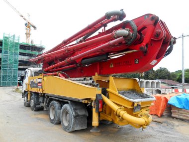 PERAK, MALAYSIA - 23 Eylül 2016: Beton pompalama makinesi aynı anda büyük miktarlarda beton pompalayabiliyor. Zaman kazandırabilir ve işi hızlandırabilir..