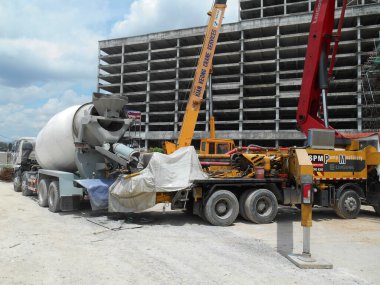 PERAK, MALAYSIA - 23 Eylül 2016: Beton pompalama makinesi aynı anda büyük miktarlarda beton pompalayabiliyor. Zaman kazandırabilir ve işi hızlandırabilir..
