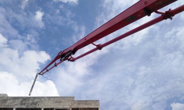 PERAK, MALAYSIA - 23 Eylül 2016: Beton pompalama makinesi aynı anda büyük miktarlarda beton pompalayabiliyor. Zaman kazandırabilir ve işi hızlandırabilir..