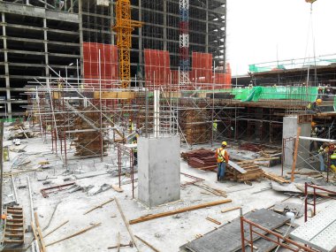 SELANGOR, MALAYSIA -AĞUSTOS 17 AĞUSTOS: Güçlendirici çubuklu döküm sütunu. Bir sonraki aşama için hazır olun. Yapım aşamasında. 