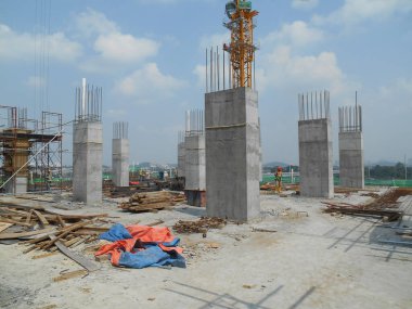 SELANGOR, MALAYSIA -AĞUSTOS 17 AĞUSTOS: Güçlendirici çubuklu döküm sütunu. Bir sonraki aşama için hazır olun. Yapım aşamasında. 