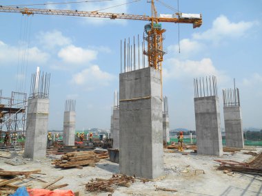 SELANGOR, MALAYSIA -AĞUSTOS 17 AĞUSTOS: Güçlendirici çubuklu döküm sütunu. Bir sonraki aşama için hazır olun. Yapım aşamasında. 