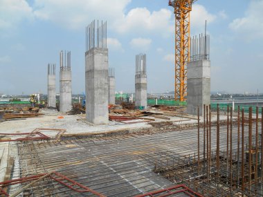 SELANGOR, MALAYSIA -AĞUSTOS 17 AĞUSTOS: Güçlendirici çubuklu döküm sütunu. Bir sonraki aşama için hazır olun. Yapım aşamasında. 