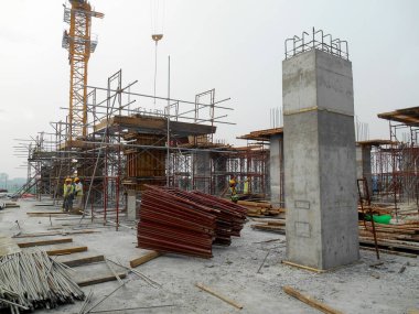 SELANGOR, MALAYSIA -AĞUSTOS 17 AĞUSTOS: Güçlendirici çubuklu döküm sütunu. Bir sonraki aşama için hazır olun. Yapım aşamasında. 