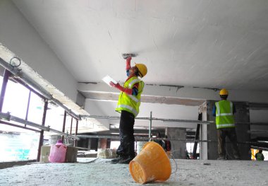 Selangor, Malezya-03 Eylül 2016: Site çalışanları recessed yağsız kat işini inşaat sahasında yapıyorsunuz. 